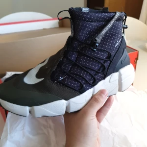Nike Air Footscape Mid Utility  - Använd 3-4 ggr innan jag märkte att dem var en storlek för liten. Sköna skor med innerfoder som håller fötterna varma under blåsiga och kalla dagar.