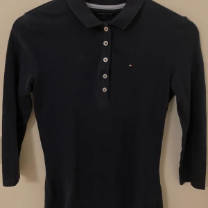 Tommy Hilfiger piké  - Marinblå i stl.XS