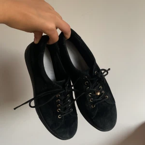 Skor - Jättefina helsvarta skor från Dasia! Använda Max 5-6 gånger och säljs vidare för de tyvärr är försmå! Nypris 500 kr!!! 