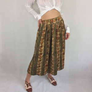 Cottage core skirt - An unique and sooo farmer/cottagecore inspired skirt! No brand or size are labeled. Would fit an 36 and up due to stretch on the back. 50% acrylic and 50% polyester. No return nor refund. Free shipping. Waist 37cm  Length 79cm