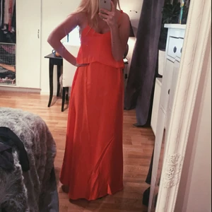  - Långklänning i siden material med tunna axelband. Använd en gång!