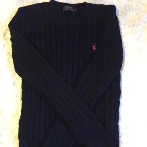 - Ralph lauren tröja, mörkblå färg  Som ny, används 1 gång. Frakt tillkommer 