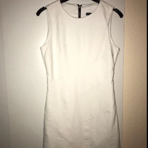  - Vit Klänning från zara storlek xs med dragkedja i ryggen.