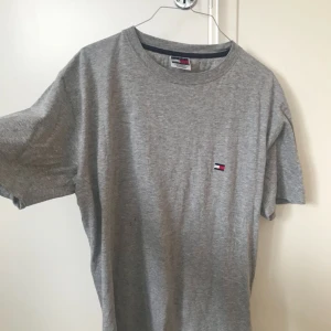  - Superclean Tommy hilfiger T-shirt.  Köparen står för frakten