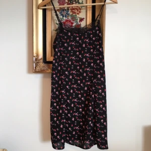  - Blommig klänning från H&M med spets. Aldrig använd då den är för liten för mig :(( Den är riktigt snygg med en vit T-shirt under. Frakt tillkommer om vi inte kan mötas upp i Lund ⭐️