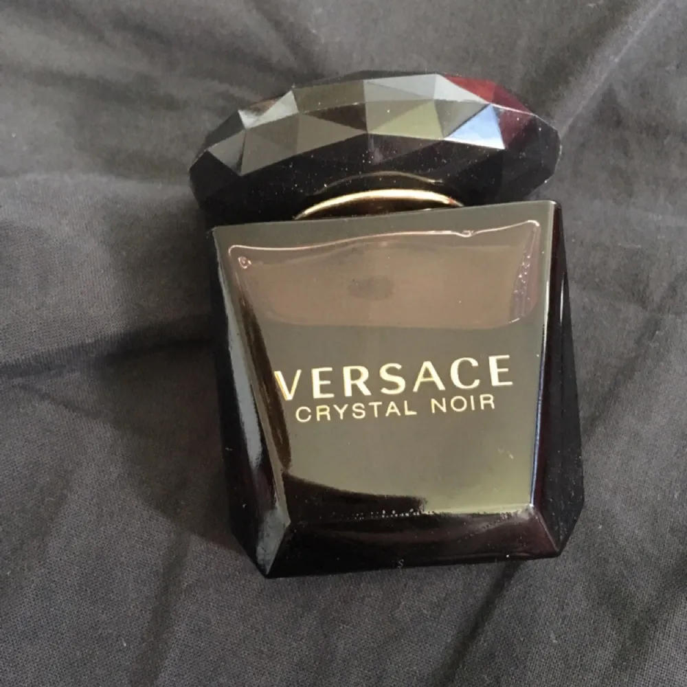 Endast testad Versace Crystal Noir 30 ml edT. Köpt på Kicks, nypris 475 kr. Angivna priset inkluderar frakt via Schenker :) . Övrigt.