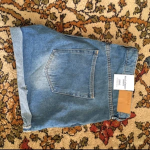  - Jeansshorts från H&M. Aldrig använda! OBS! Köparen står för ev frakt.