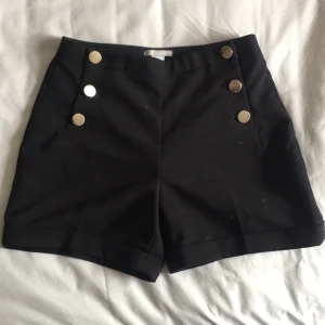  - Shorts med guldiga knappar, jättefin passform men tyvärr för små för mig 