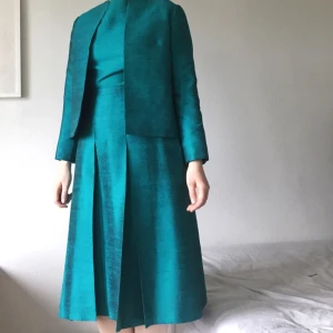  - Fantastisk fint 50/60-talsset, oroligt välsytt samt svår att göra rättvisa på bild. Färgen är mer djupturkos/grön och skiftar i färg beroende på ljus. Passar dig som har storlek 36 i midjan. Ytterligare en jacka i annan modell följer med.