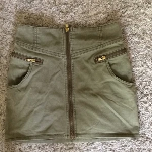  - Militärgrön tight kjol från H&M. Köpt i London, storlek 10.