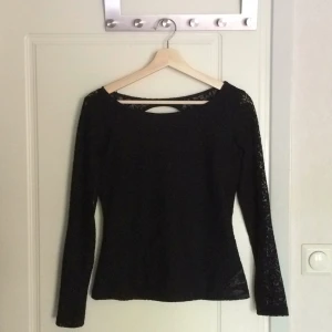  - Topp från Zara. Passformen är tight.