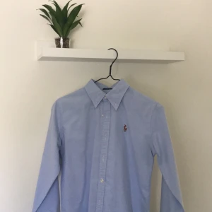  - Ralph Lauren skjorta i strl 2 slim fit. Som i nyskick. Köparen står för frakt. 