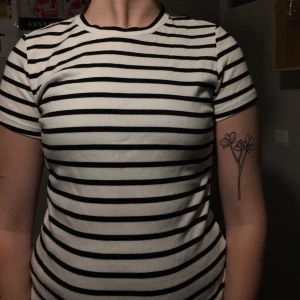  - Tight tröja från Monki som jag använt ca 2 gånger då jag inte tycker om hur den sitter på mig. :-) jättefint skick! Köparen står för frakten, kan också mötas upp runt helsingborgsområdet!