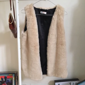  - Lite längre päls-väst från HM! Använd 2 gånger :)