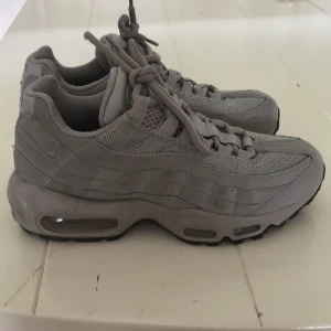  - Säljer dessa ombloggade skorna från Nike pga av att de är för små för mig. Nyskick.  Jag står för frakten annars kan vi mötas i Göteborg.