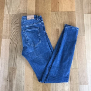  - Fina Lisa jeans som knappt är använda 