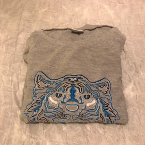  - Oversize tröja, liknade kenzo.  Frakt betalas av köparen. 