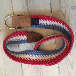  - Flätat bälte från Gant med skinndetaljer.  Väl använt men i bra skick.  Hämtas på Kungsholmen eller skickas mot frakt.