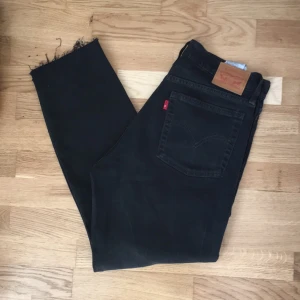  - Knappt använda Levis. Högre midja med avklippta ben. Köparen står för frakt. 