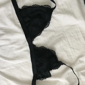  - Svart spetsbh, knappt använd.