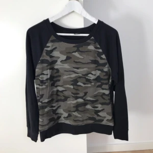  - Tjocktröja med militärmönster från Gina Tricot, passar om du har storlek XS-S