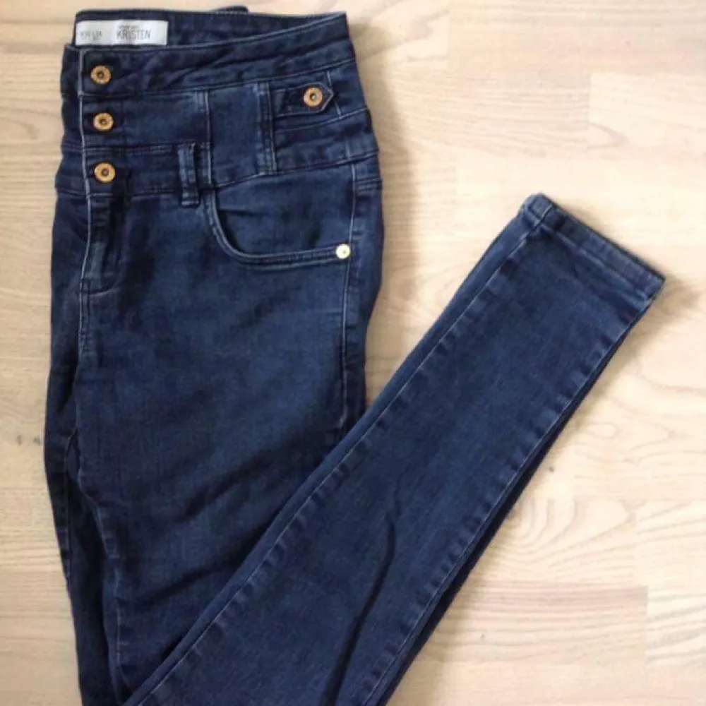 Mörkblå jeans från Topshop med hög midja och guldiga knappar.. Jeans & Byxor.