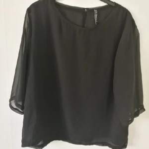  - Svart transparent blus från minimarket.