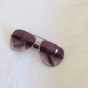  - Lila solglasögon från moods of norway. Jättefint skick, använda i gång. Nypris cirka 900 kr. 