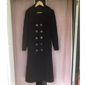  - Svart kappa som är köpt på en vintageaffär (för betydligt mer än vad jag lägger ut den för här haha) i Stockholm! Storlek 36. Aldrig använd pga fel storlek. Den är kolsvart, lyckades bara inte ta så bra bilder hehe.. 