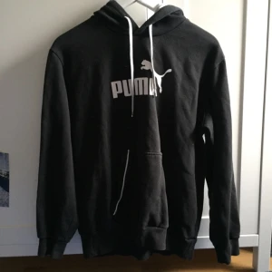  - svart pumahoodie, står XL i men passar S. bra skick 🌻