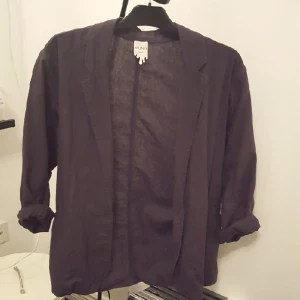  - oversize kavaj! färgen är en blandning mellan mörkblå/grå/lila.💃 Jättesvårt att få den rättvisa på bild tyvärr. Priset är inklusive frakt🌼 