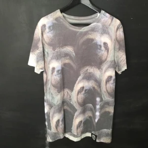  - Sloth (sengångare) tshirt. Använd, i bra skick. Kan skickas