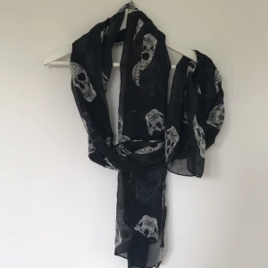  - 🌸Sjal med dödskallar. Kan skickas mot betalning 🌸