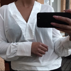  - Vit blus från Never Denim i tyllmaterial (se bild 3). Endast prövad, aldrig använd. 