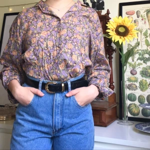  - Assnygg vintage-skjorta!! Superfin instoppad i ett par jeans och med ett bälte som på bilden :) Älskar!!