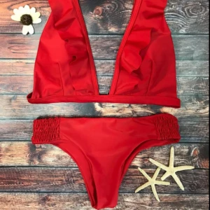 - rött bikini-set med trosor och överdel. Aldrig använd. storlek M men skulle säga att bikiniöverdelen är M medan trosorna är S. 