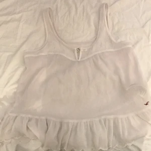  - Vit blus från Hollister. Inte nyskick. Köpt på hollister i Stockholm.