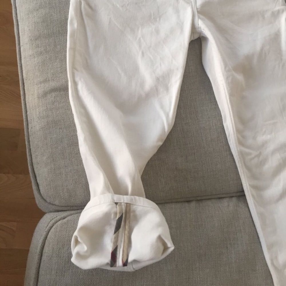 Burberry kort byxor i vit. Byxorna är i storlek 27 och längden på den är 76 cm. Materiell på byxor är stretch.  . Jeans & Byxor.