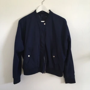  - I princip oanvänd bomberjacka från Gina Tricot. Lite fodrat så passar utmärkt till sensommaren/hösten. 