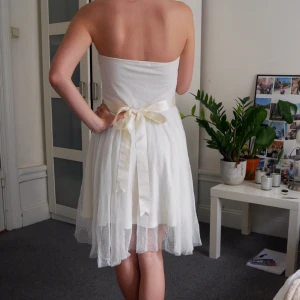  - Knälång (jag är 164 cm lång). Översta lagret i prickig tyll. I mycket gott skick. Ursprungspris 1200 kr.