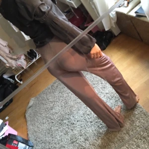  - Supersnygga byxor med slits. Liten fläck syns på näst sista bilden. Säljer för 100 inkl frakt. Storlek hittar jag inte på plagget men de är stretch så passar XS - S