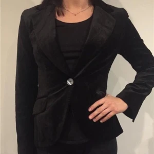  - Sammetskavaj från hm Storlek 36 Använd max 3-4 gånger Superfint skick 