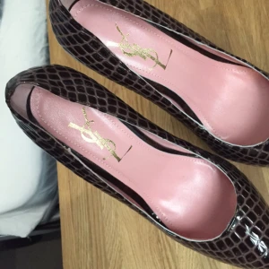  - Äkta Ysl pumps  Köpta utomlands för några år sen men inte blivit använda Plasten under sulan sitter fortfarande kvar Kartong / kvitto finns ej därmed det låga priset Klacken är ca 13 cm  Fri frakt