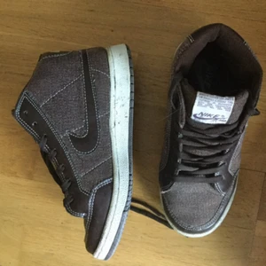  - Bruna Nike Air i storlek 37/38. Köpta på en secondhand i London, men måste tyvärr inse att dom är lite för små för mig :(. I gott skick! Inga slitningar utan bara mer dramm & fläckar. Går säkert att få bort lätt med lite vatten och såpa!