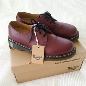 !!Priset är inklusive frakt!! Helt nya oanvända äkta Dr Martens, säljes pga köpte fel storlek. Dom är i storlek 39 men är likt de flesta modeller stora i storleken och kanske passar bäst om man har 39-40. 