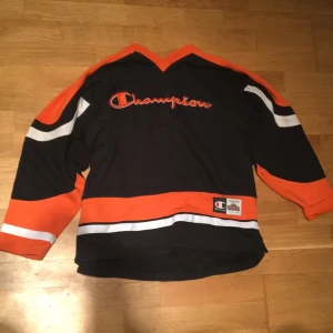  - Champion tröja, säljer pågrund av att den är för stor