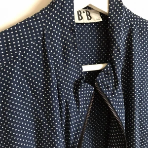  - Snygg sommarjacka med små, små vita romber på. Står storlek XL, men jag som vanligt vis har S har haft den och så sitter den snyggt oversized.   I fint skick :) 