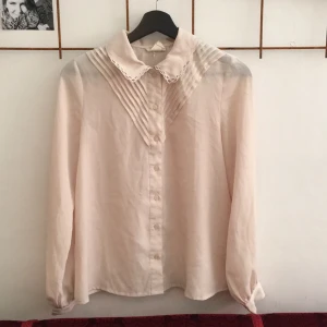  - Skjorta från Urban outfitters i storlek small. Sparsamt använd. Fina detaljer, märket är pins and needles. 