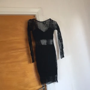  - Svart spetsklänning från bikbok. Aldrig använd.