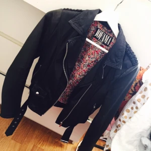  - Säljer min Jofama Kenza 3 skinnjacka då jag endast användt den 3 gånger och numera hänger den bara i garderoben.    Storlek: 34 Nypris ca 3500 kr 